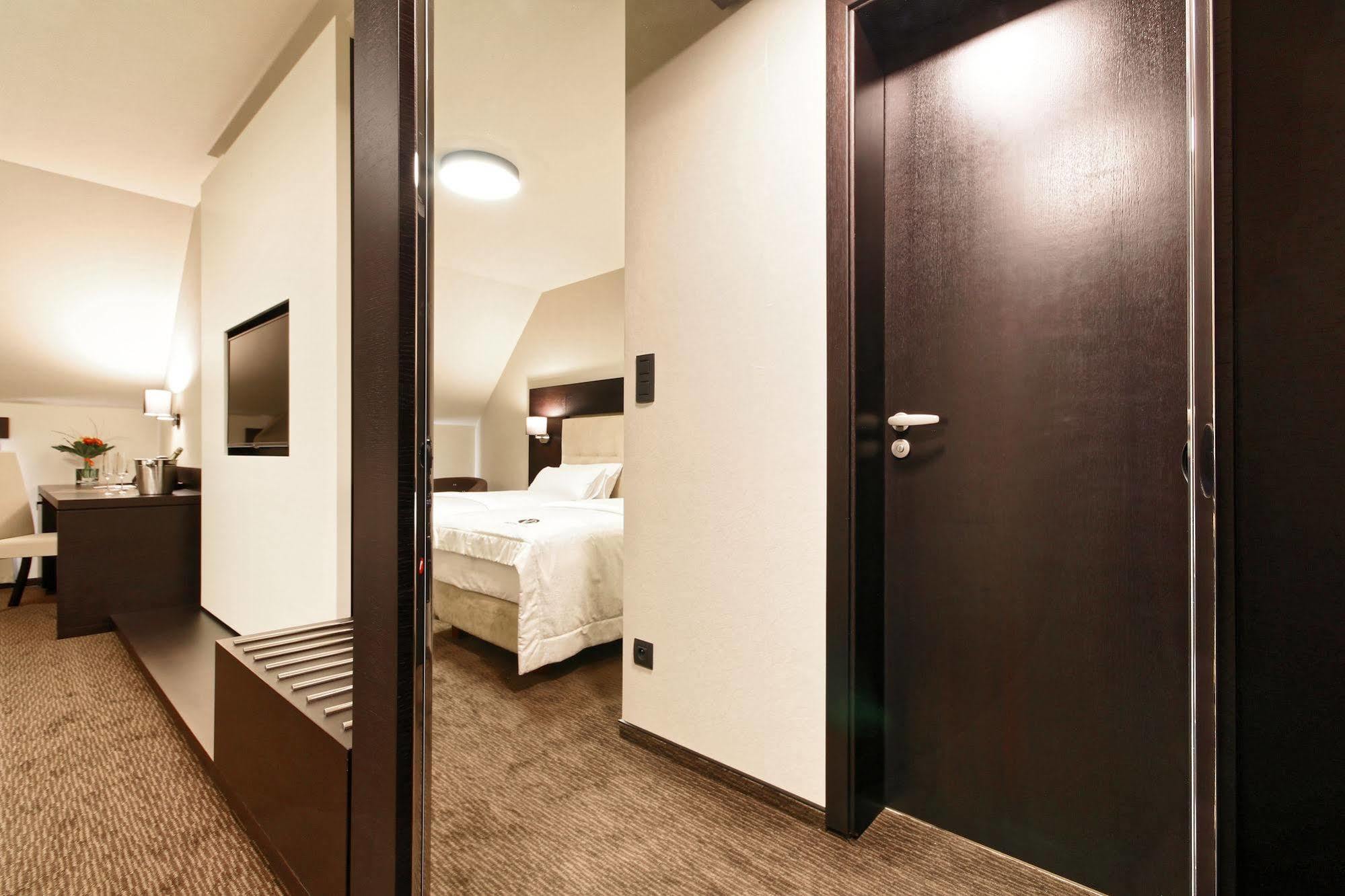 Hotel Victory Popuvky Bagian luar foto